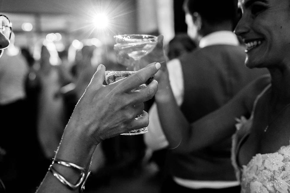 Gros plan sur la main de la mariée tenant un verre de champagne lors de la réception.jpg