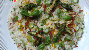 RISOTTO PRINTANIER GOURMAND À L’ITALIENNE AUX ASPERGES VERTES, JAMBON CRU DE PARME ET JAUNE D'ŒUF