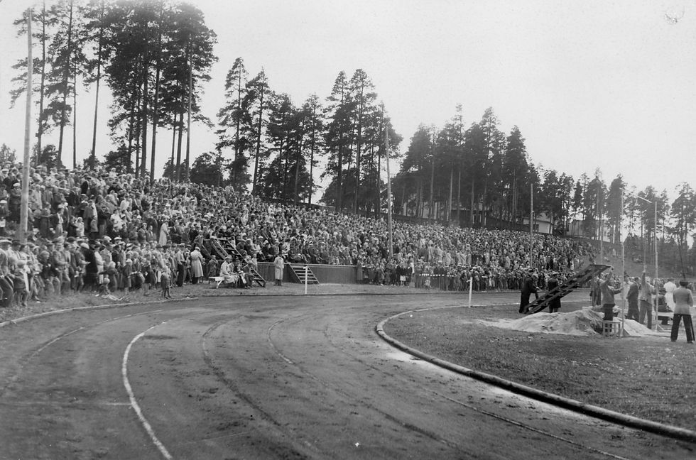Väkeä oli kerääntynyt urheilukisoihin nykyiselle pesäpallostadionille olympiavuonna 1952. Kuva: Poikilo-museot