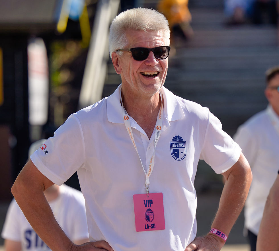 Kouvolan Pallonlyöjien hallituksen jäsen, sekä Itä-Länsi-vastaava Jyrki Hyttinen nautti tapahtuman tunnelmasta. Kuva: Vesa Sailio