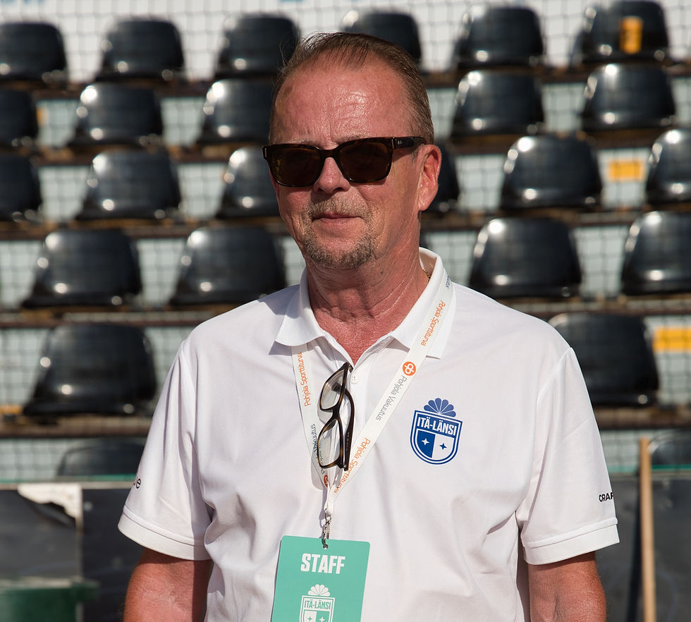 Itä-Länsi-tapahtuman protokollasta vastasi KPL:n hallituksen varapuheejohtaja Reijo Haka. Kuva: Vesa Sailio