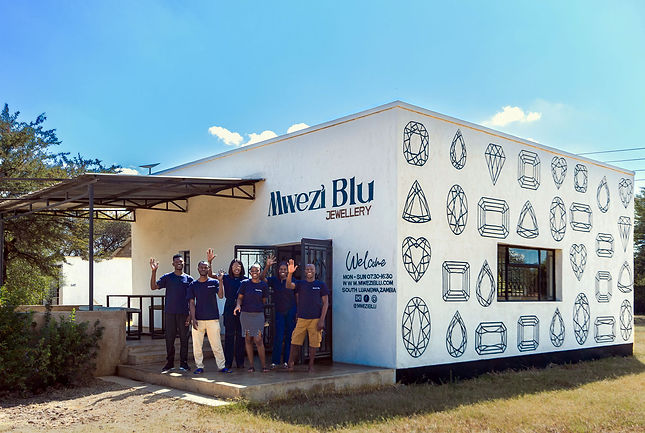 Team Picture and the SL shop.jpg