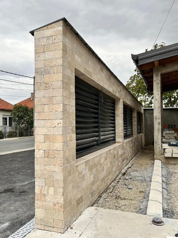 bina gitişi eskitme traverten taş uygulaması