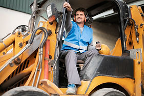 hombre-usando-excavadora-cavar-luz-dia.jpg