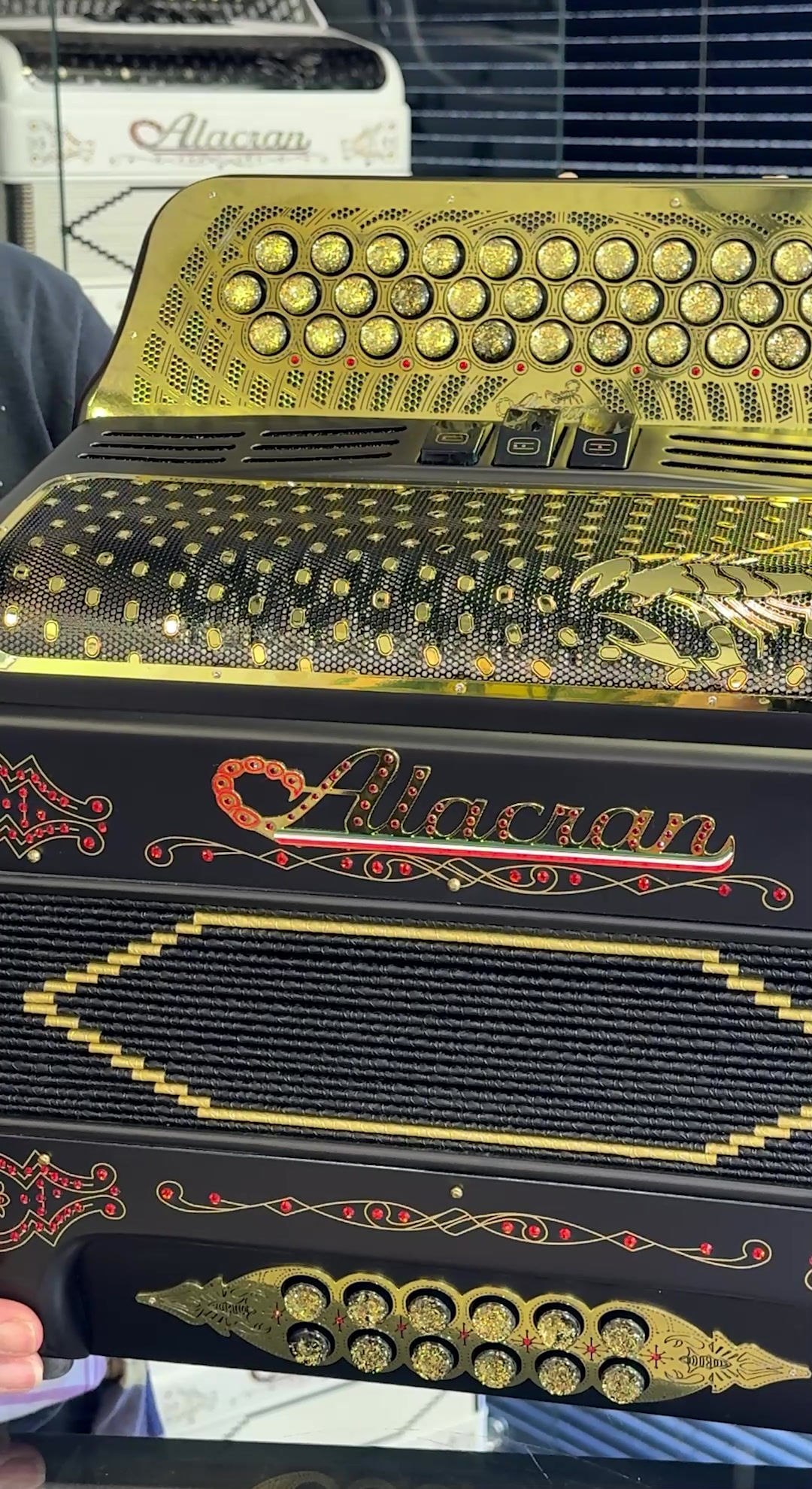 Alacran NAL3412 3R, 34 Button, 12 Bass, 3 Switch Accordion w/Prem Case White