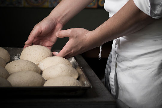 Le chef qui prépare sa pâte à pizza
