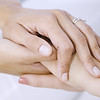 Des mains qui offrent leur soutien