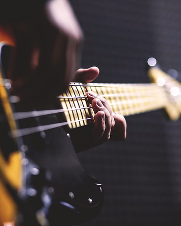 bass-guitar-chord-close-up-96380.jpg