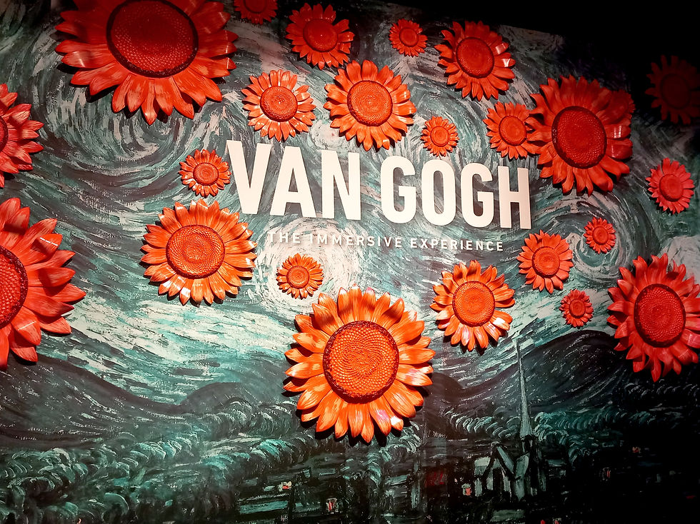 © Laura SAULLE BECHTATOU Fresque murale du hall d'accueil de l'exposition, les tournesols sur la nuit étoilée avec le logo de l'évènement