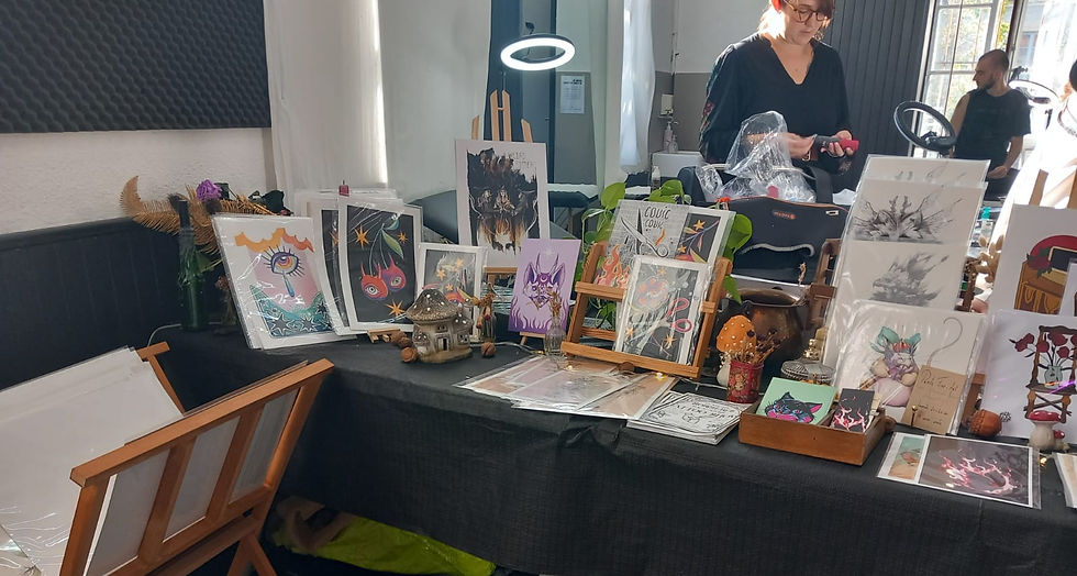 © Laura SAULLE BECHTATOU Stand des prints et autres créations des tatoueuse présentes à l'évènement, et des tatoueuses et apprentis du salon de tatouage Les Fleurs Sauvages