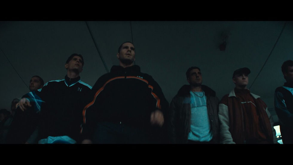 ⓒ @MediawanFr's video Tweet Scène d'introduction du film L'Amour Ouf, le groupe de Clotaire fait une entrée fracassante