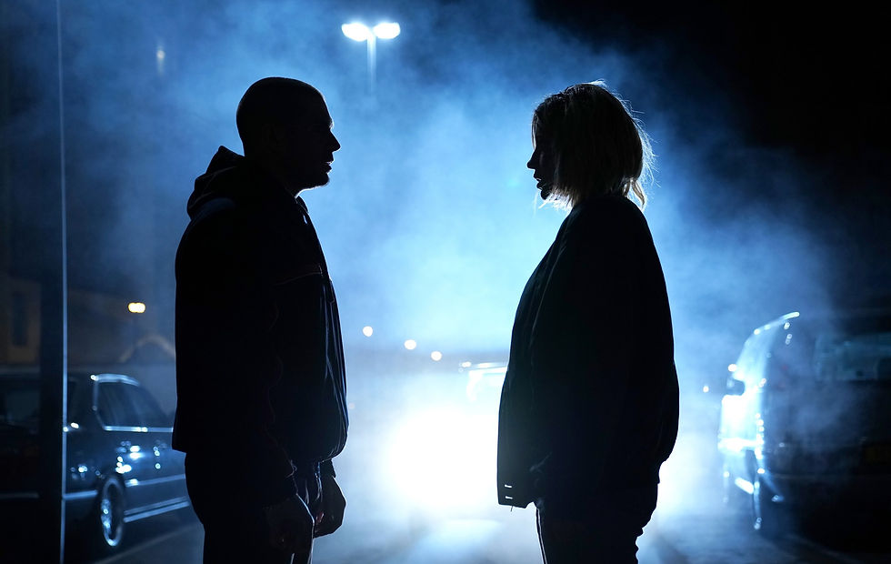 ⓒ 2024 CÉDRIC BERTRAND - TRESOR FILMS - CHI-FOU-MI PRODUCTIONS - STUDIOCANAL Visuel iconique de la scène de retrouvaille de Jackie et Clotaire 10 ans plus tard