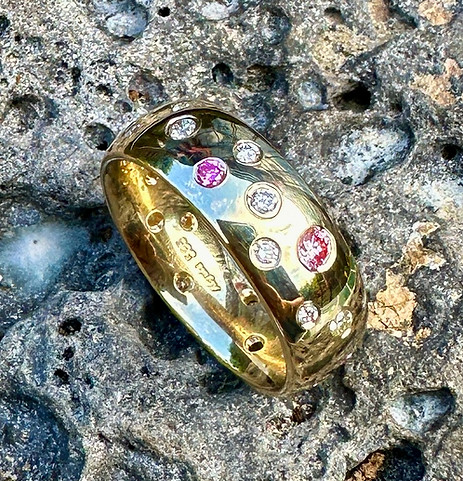 stor diamantring med farvede diamanter fra alguld aarhus