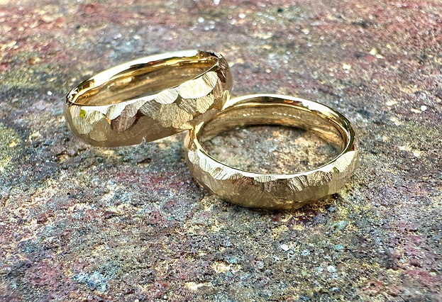 Rustikke vielsesringe i guld fra Alguld, guldsmed med eget værksted