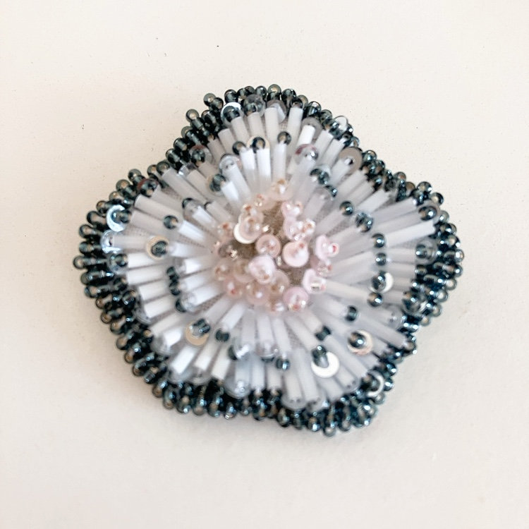 ビーズ刺繍　竹林 竹ビーズを使った立体的なお花のビーズ刺繍/ iridare embroidery