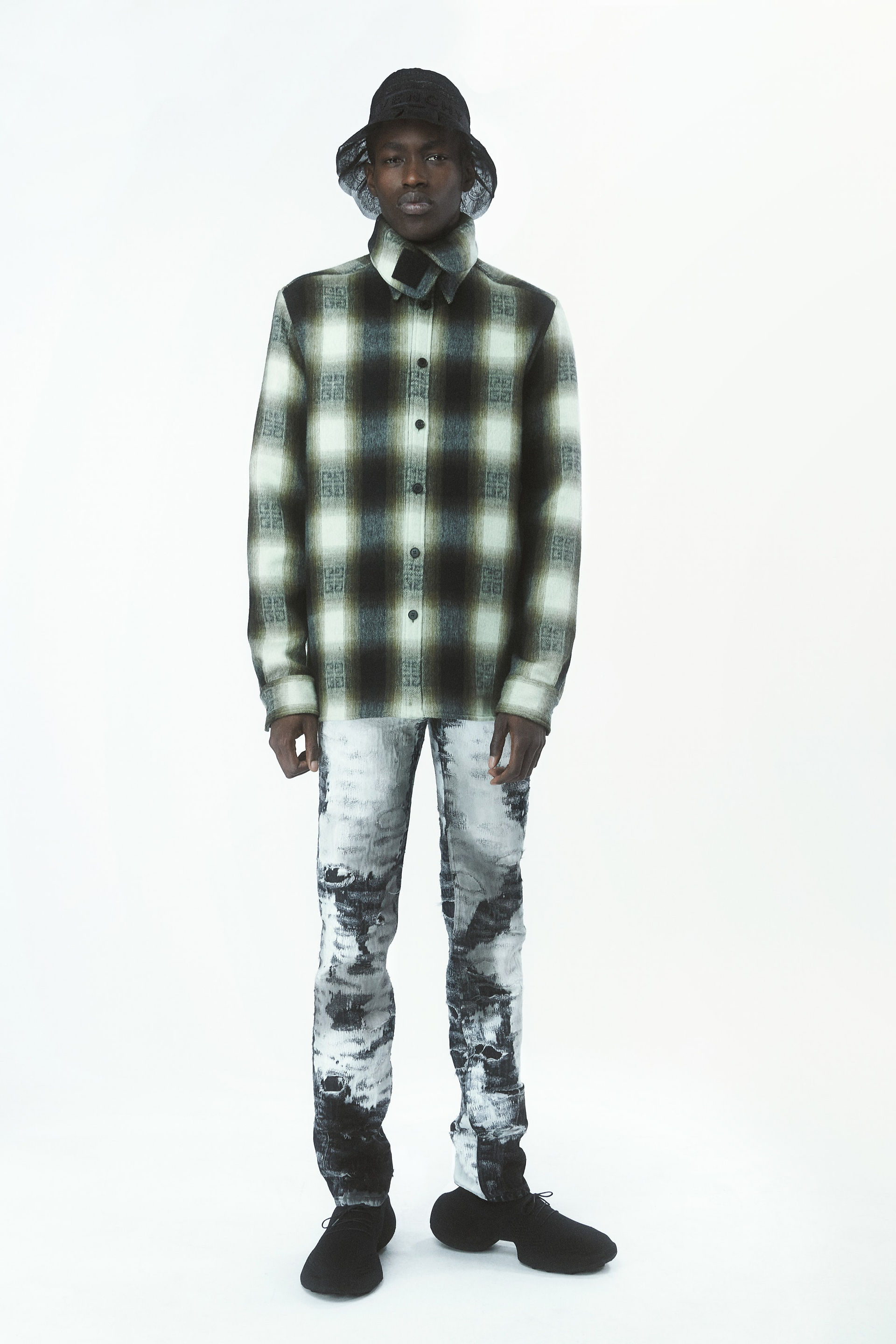 Givenchy 09 Pre-Fall 2022 | Photo credit Vogue Runway | Plaid aesthetic