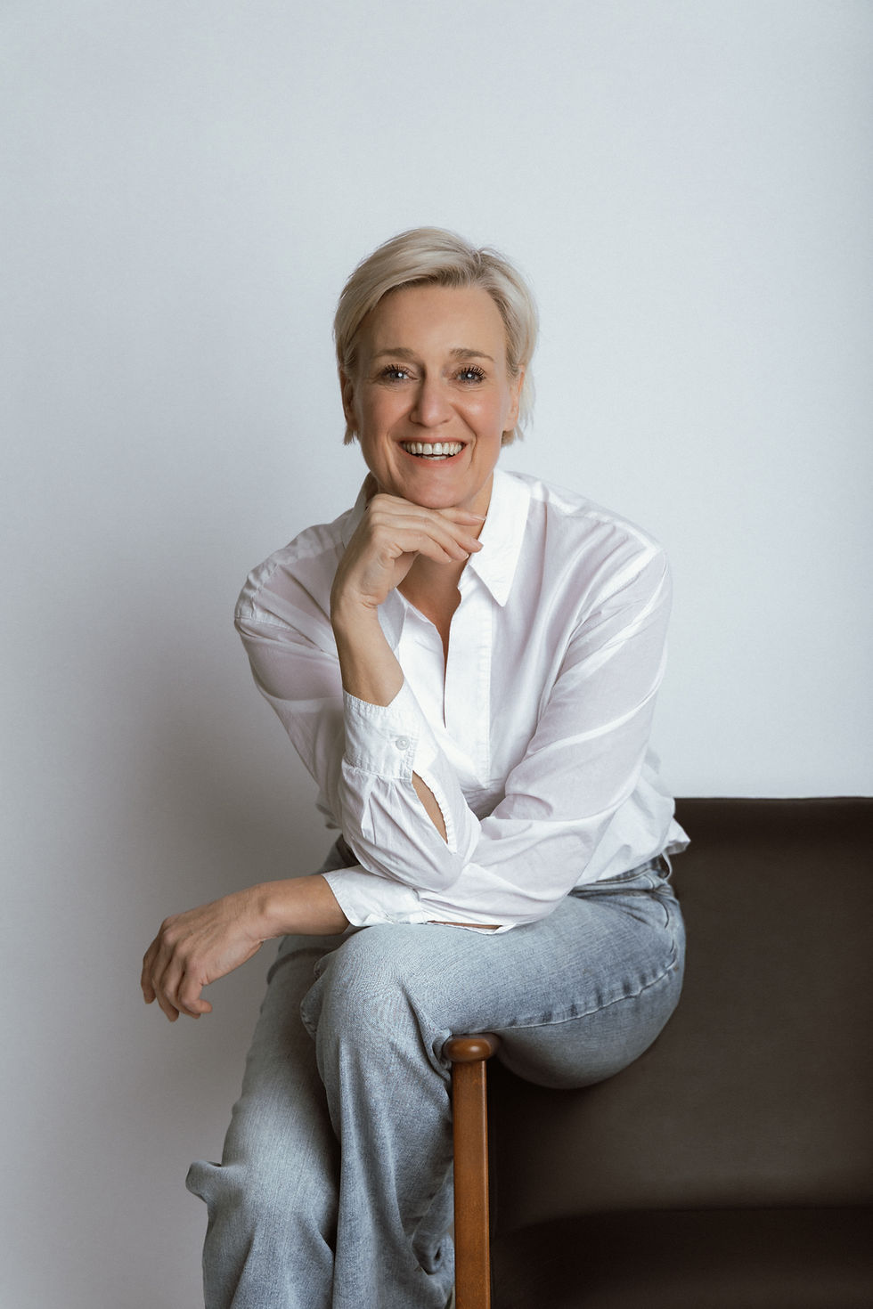 Claudia zit op stoel