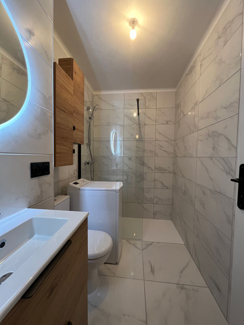 Carrelage sol et mur 60 x 60 cl effet marbre.