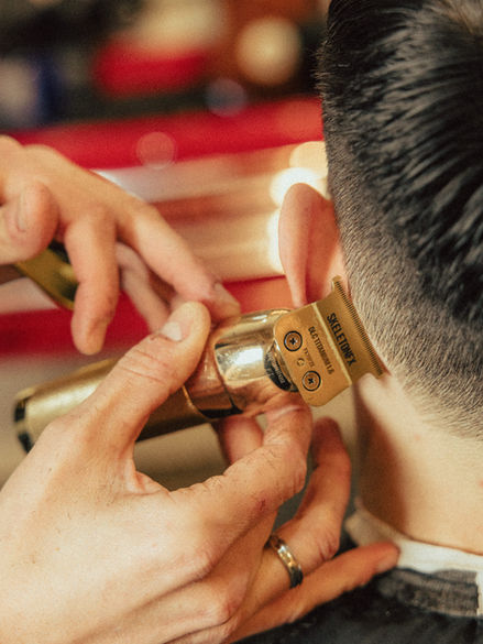 barber stříhá vlasy v Holešovicích – West Wood