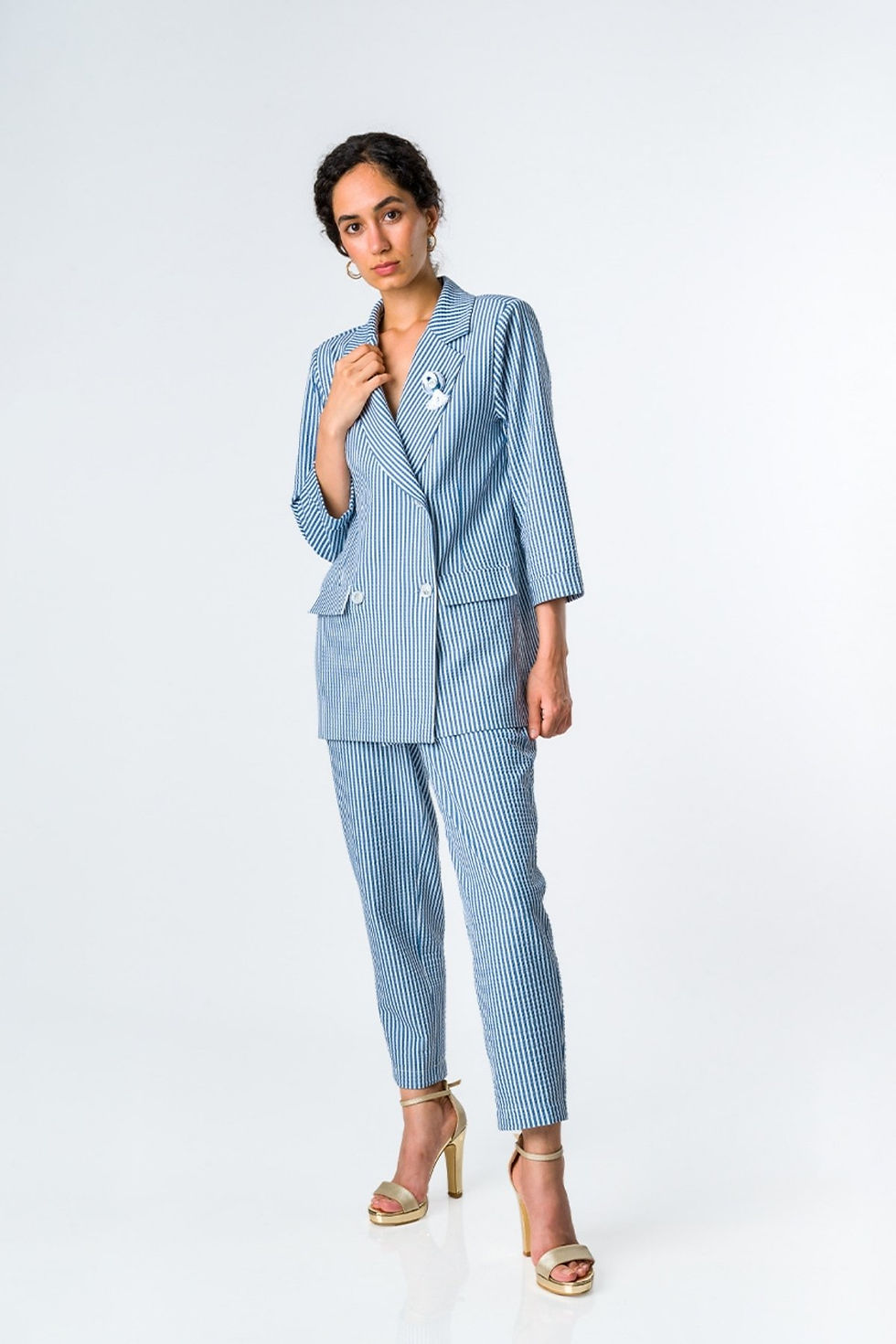 Rahatlık ve Şıklık Bir Arada Sunan Beyaz Çizgili Mavi Pantolon Ceket Takım