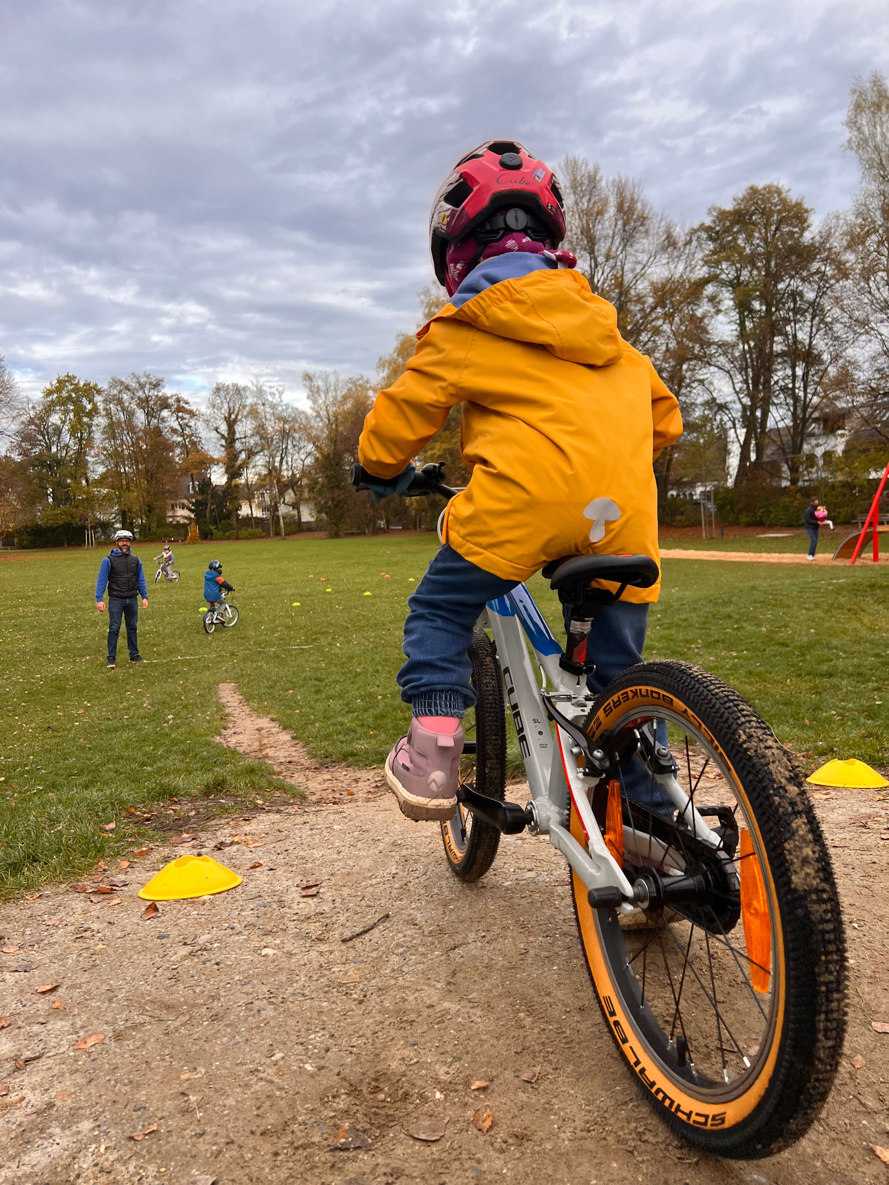 Verkehrsparcour die Kinder laufen erst zu Fuss