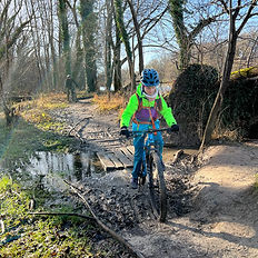 Durchfahren einer Wasserstelle auf dem Trail