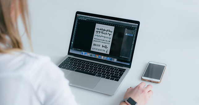 Graphiste web cherchant une typographie