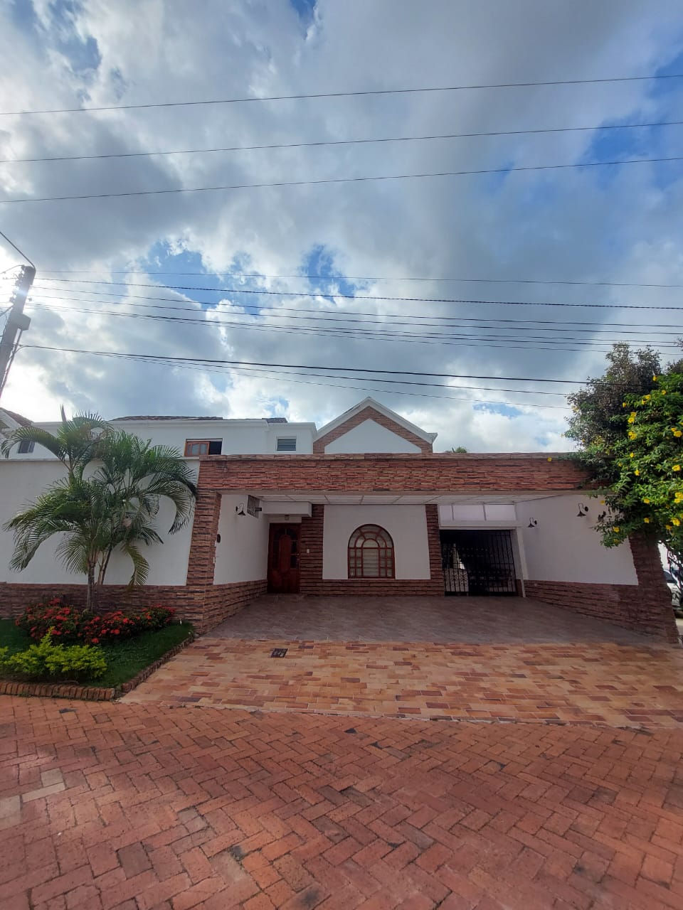 HERMOSA CASA EN VENTA ALTOS DEL CACIQUE 2