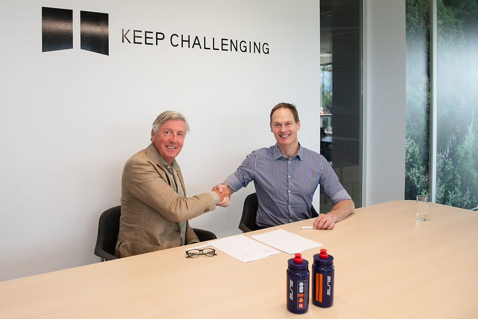 Joost van de Meent (CEO IG&H) and Iwan Spekenbrink (CEO Team Picnic PostNL) signing official partnership