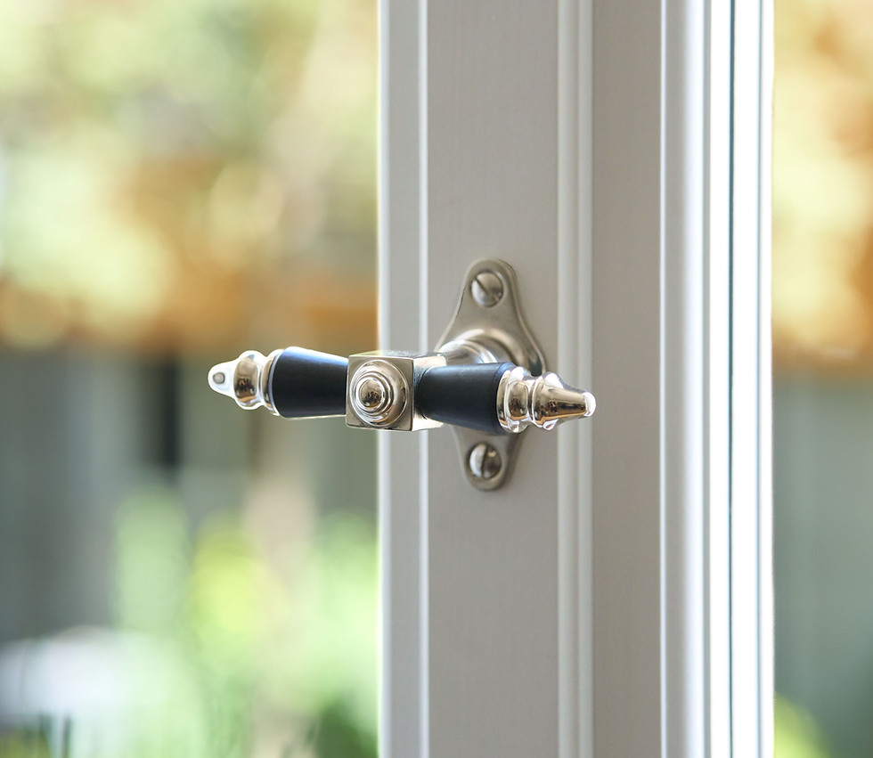 Eine Detailaufnahme eines alten restaurieren und sanierten Fenstergriffes