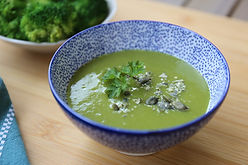 Krémes, rostban gazdag brokkolikrémleves magvakkal – egy könnyen elkészíthető, bélbarát recept a rosttudatos étkezési kalauz szerint.