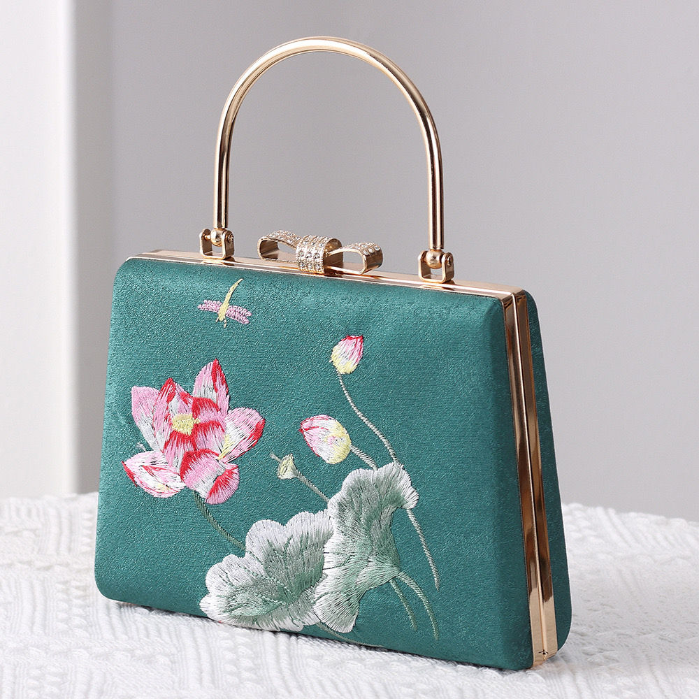Vintage Embroidered Velvet Handbag This elegant vintage handbag features。。