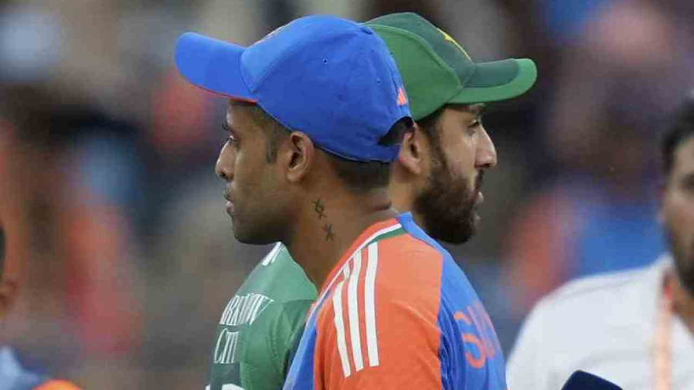 পাকিস্তানের অধিনায়ক সলমন আলি আঘা (বাঁ দিকে) ও ভারতের অধিনায়ক সূর্যকুমার যাদব।