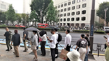 献花の列に並ぶ人たち=2022年9月27日午後1時22分、東京都千代田区麴町6丁目で、奥山俊宏撮影