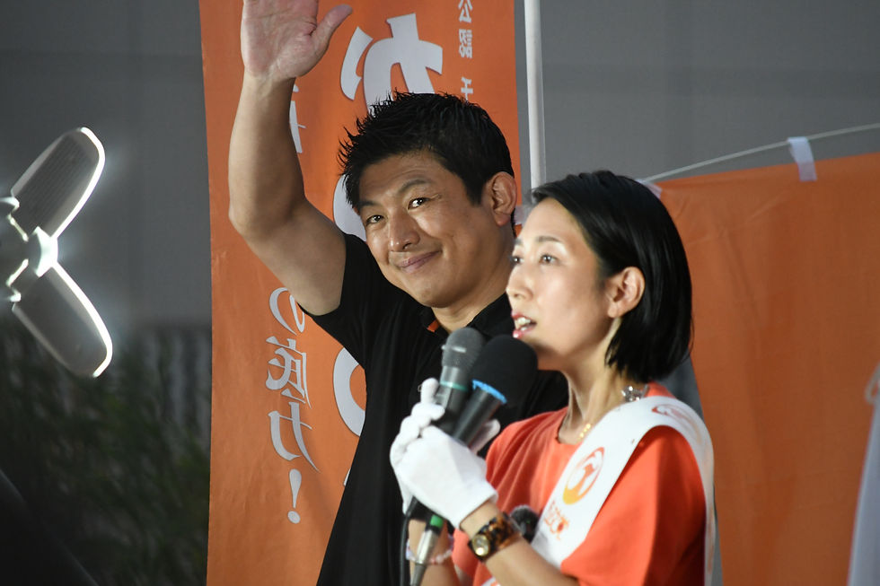 応援演説に立つ参政党の神谷宗幣代表(左)=2025年7月13日午後6時44分、千葉県柏市、岡﨑祐仁撮影