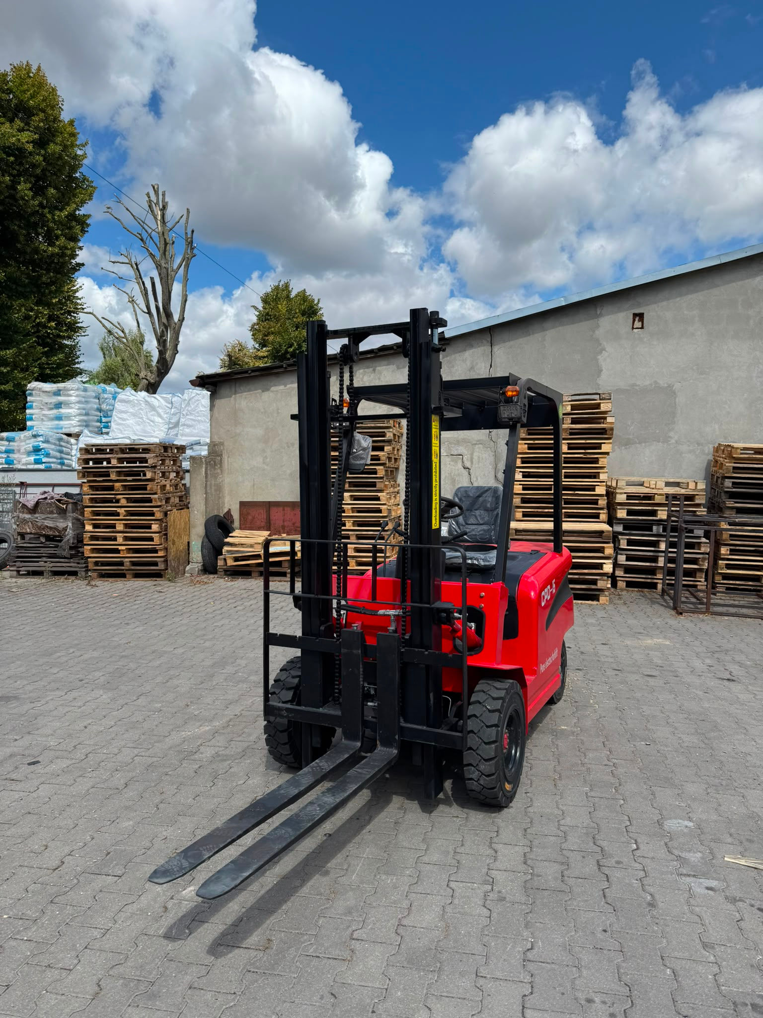 Wózek widłowy 2500 kg ELEKTRYCZNY