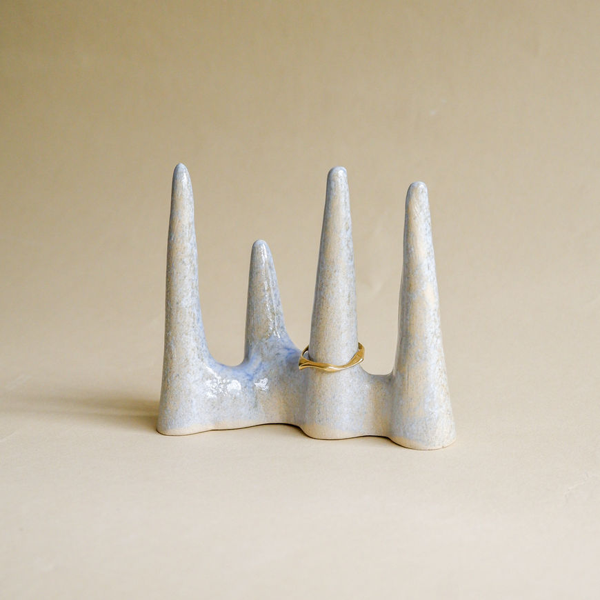 Elegant ceramic ring holder