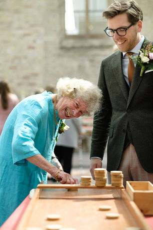 Oma aan het spelen, lachen, bruidegom
