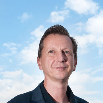 portret, portretfotografie, locatie fotografie, gemengd licht, buiten, man, muts, studiofotografie, sfeerlicht, houding, poseren, karakter, lucht, wolken