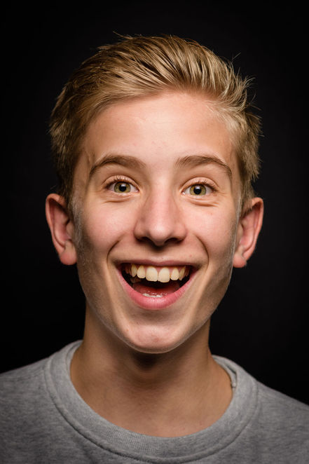 Portret, portretfotografie, studiofotografie, jonge man, uitbundig, lachen, kleur, fotografie