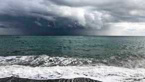 Ventos e ondas fortes acende alerta aos banhistas em Salvador