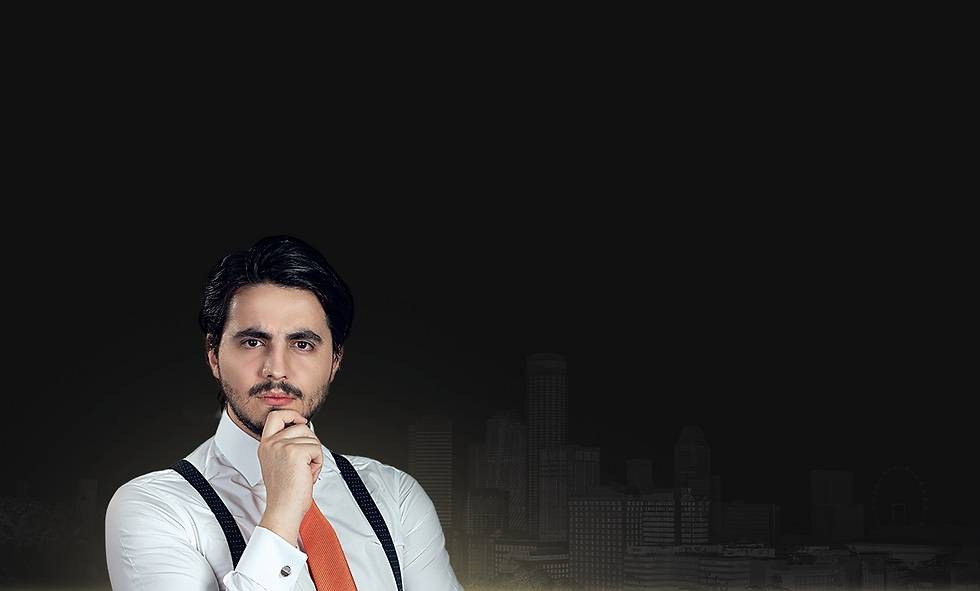 Prof. Rodrigo Marcial olhando para tela