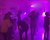 erschöpfte Tänzer nach einem Sirtaki Tanz in Nebel bei Violettem Licht