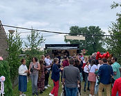 Party Gäste im freien, auf dem weg zu einem Foodtruck