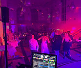 Aus der Sicht des DJ´s. tanzende Gäste und Braut bei einer Hochzeit