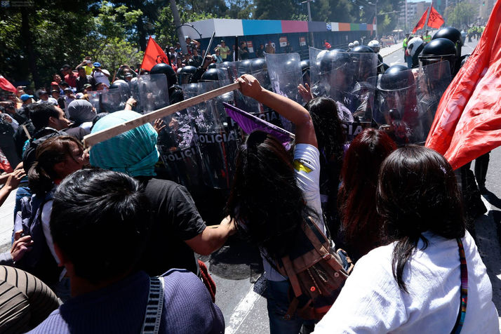 Fuertes enfrentamientos en Quito en rechazo a las enmiendas constitucionales