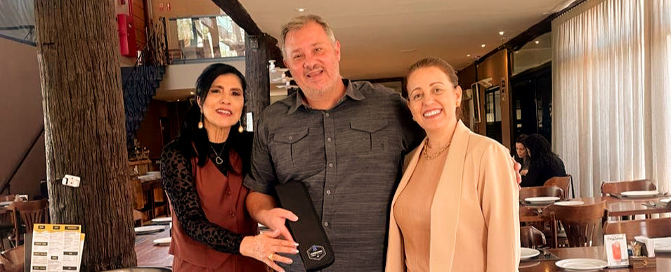 Almoçando com Tribuna com Dennis Esteves, artista plástico