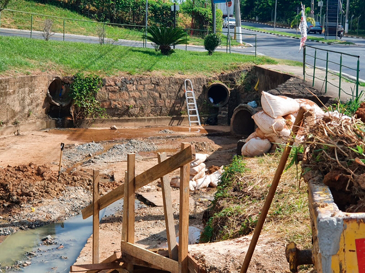 Prefeitura realiza obra de limpeza e construção de muro de concreto sob AV. das Indústrias VINHEDO