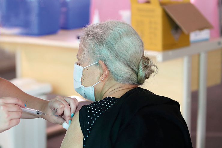 A imunização de idosos com mais de 85 anos será realizada a partir do dia 25 de fevereiro, devido à falta de doses enviadas pelo Governo do Estado, porém, a Prefeitura de Louveira segue realizando o agendamento para a vacinação desta faixa etária. O agendamento pode ser feito por telefone ou presencialmente nas unidades, onde as vacinas serão aplicadas (relação ao lado). Atualmente o município está vacinando a população com 90 anos ou mais, de acordo com os agendamentos já realizados. Também estão recebendo nesta etapa a segunda dose da vacina os profissionais da saúde que tomaram a primeira dose no início da campanha. São 970 profissionais. A Secretaria de Saúde reforça que não faz agendamento de vacinação de porta em porta. No começo de fevereiro houve uma denúncia de que pessoas estariam cadastrando moradores no Jardim Ana Maria. A orientação é para que, nesses casos, não informem seus dados pessoais e acionem a Secretaria de Saúde, a Polícia Militar (190) ou a Guarda Municipal (153) LOUVEIRA