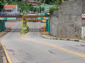 Gabinetes de impacto são instalados no pontilhão da Vila Santana